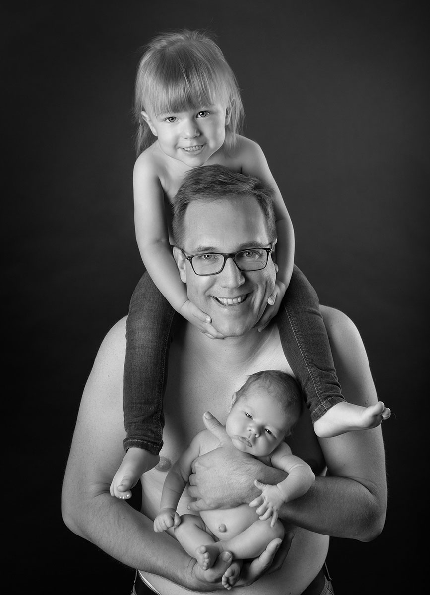 newbornfoto mit papa und schwester