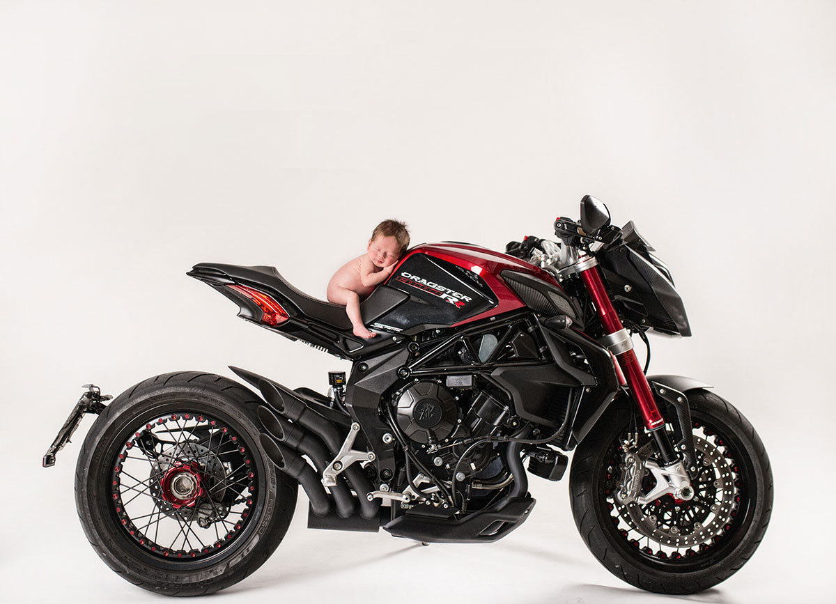 newbornfoto mit Motorrad