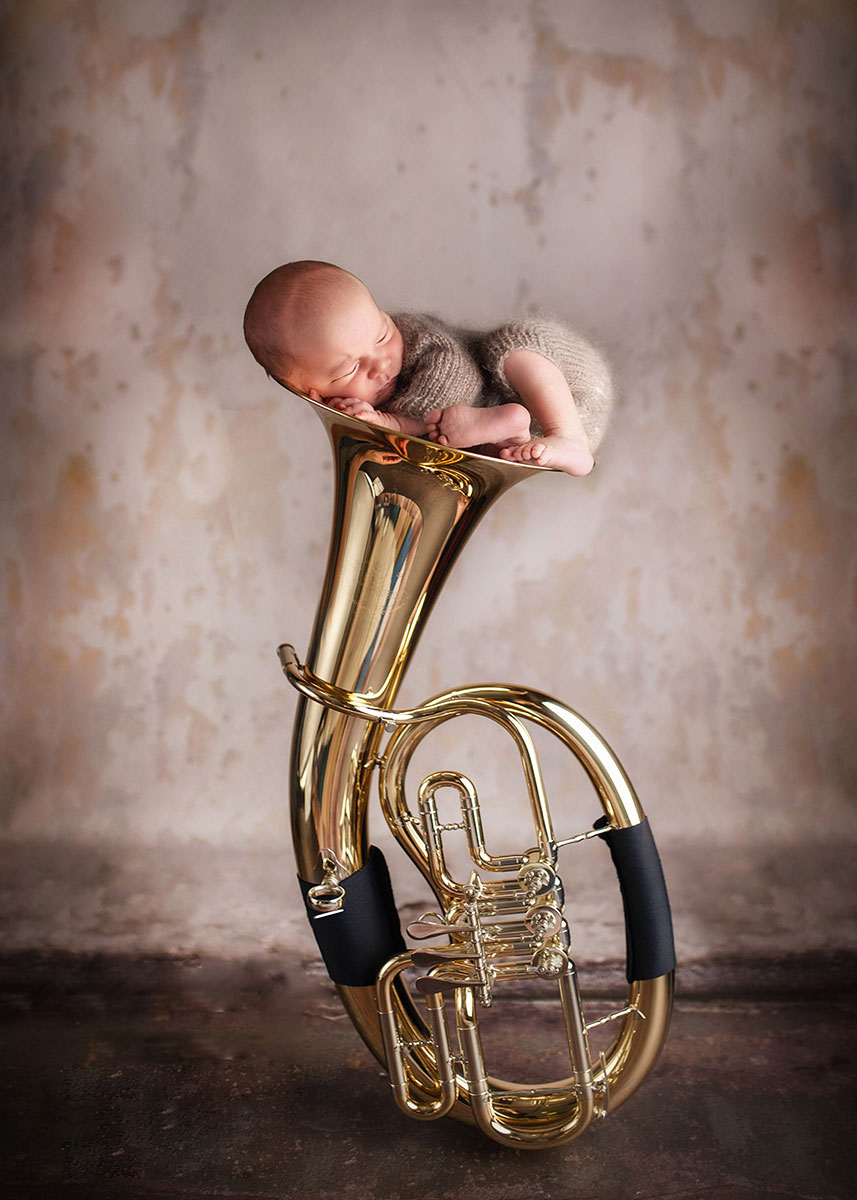 newbornfoto mit musikinstrument