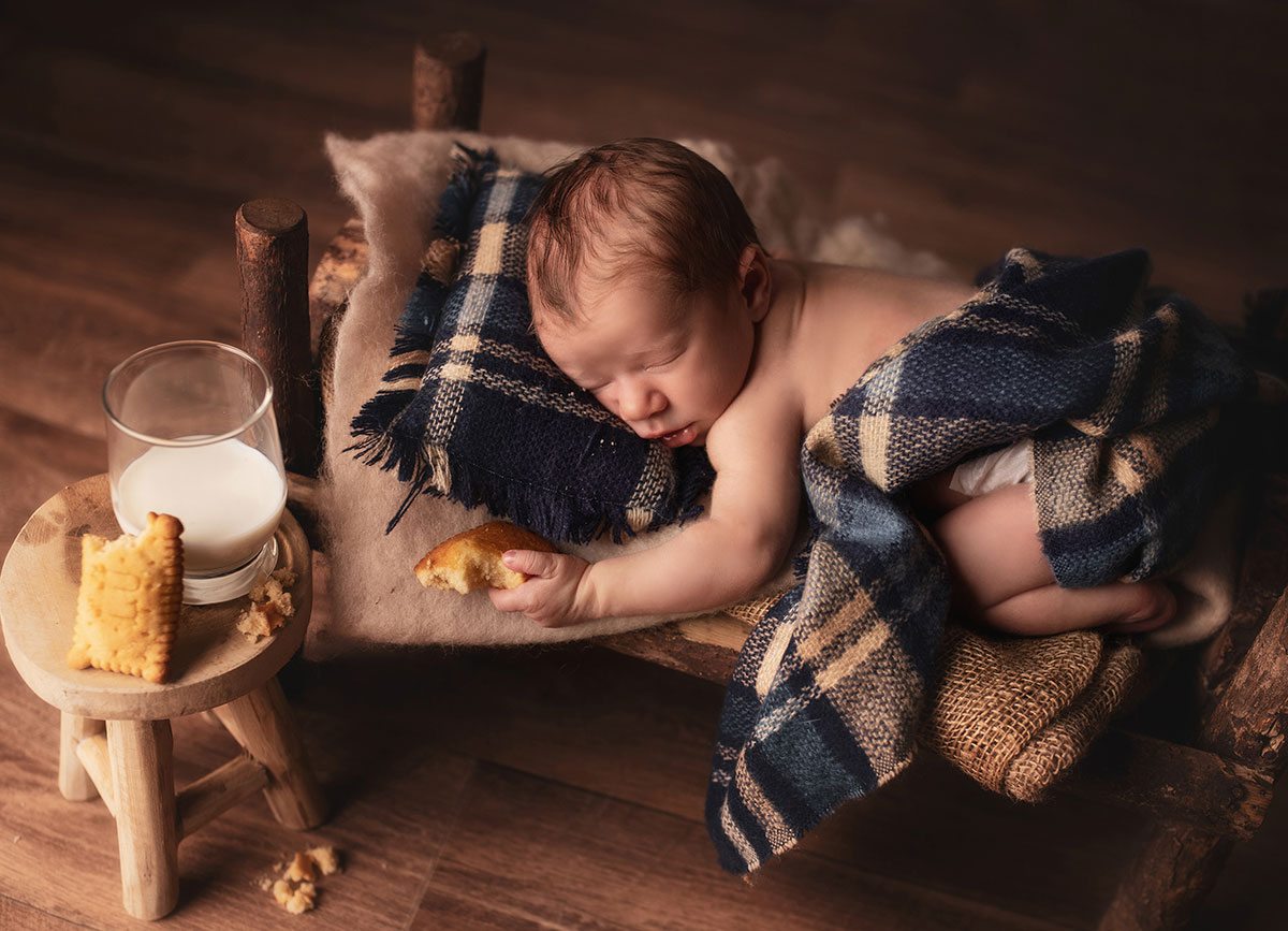 newbornfoto mit Milch und Keksen