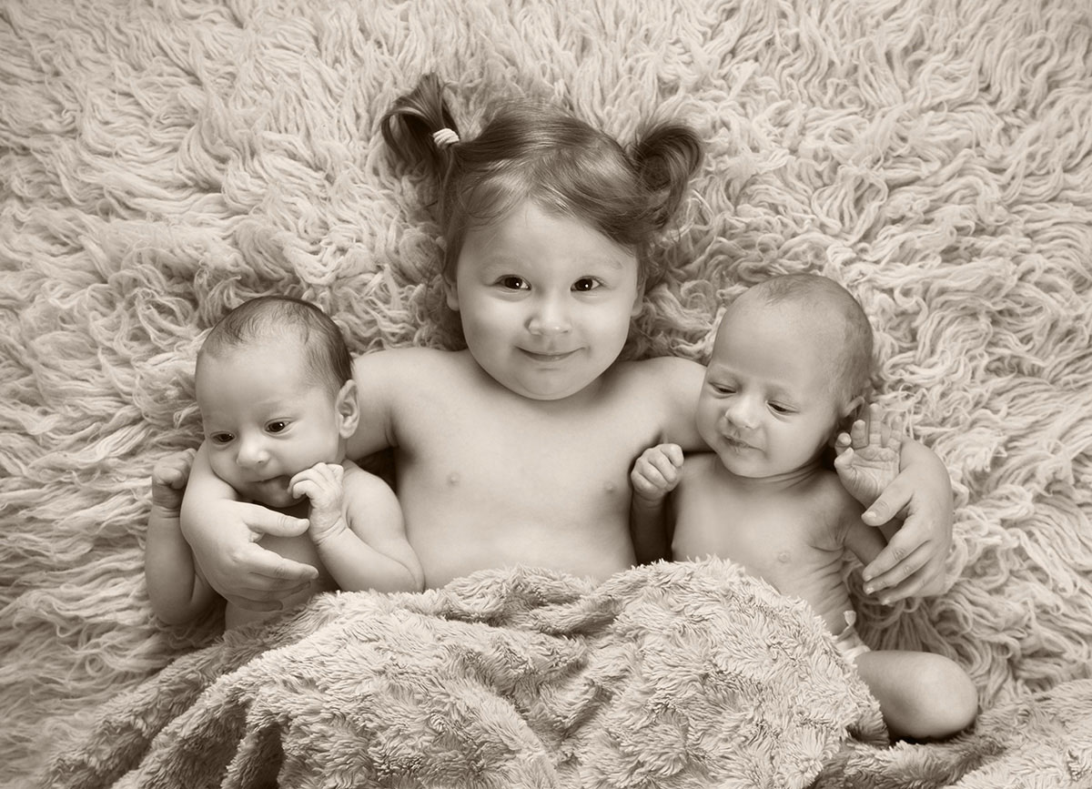 newbornfoto Zwillinge mit Schwester