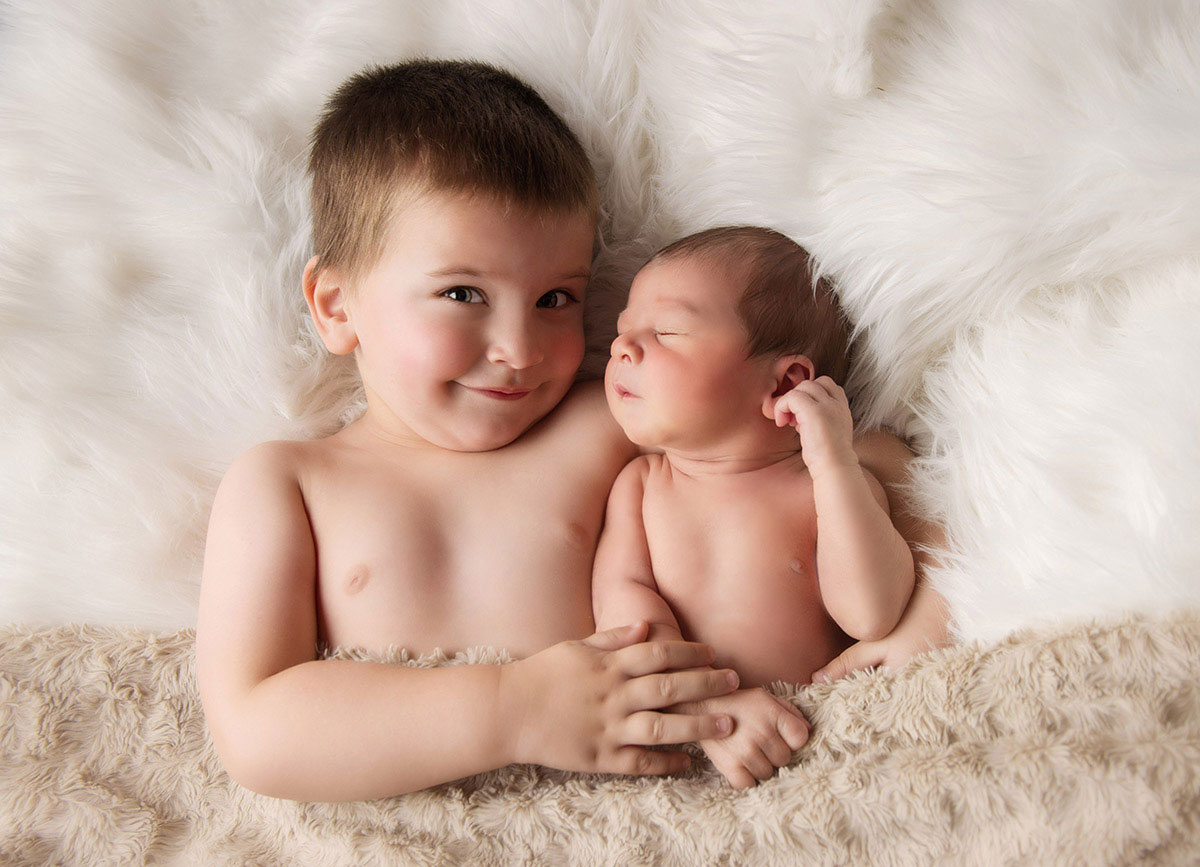 newbornfoto mit Bruder