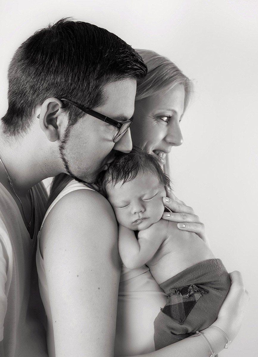 newbornfoto mit Mama und Papa, Gegenlicht