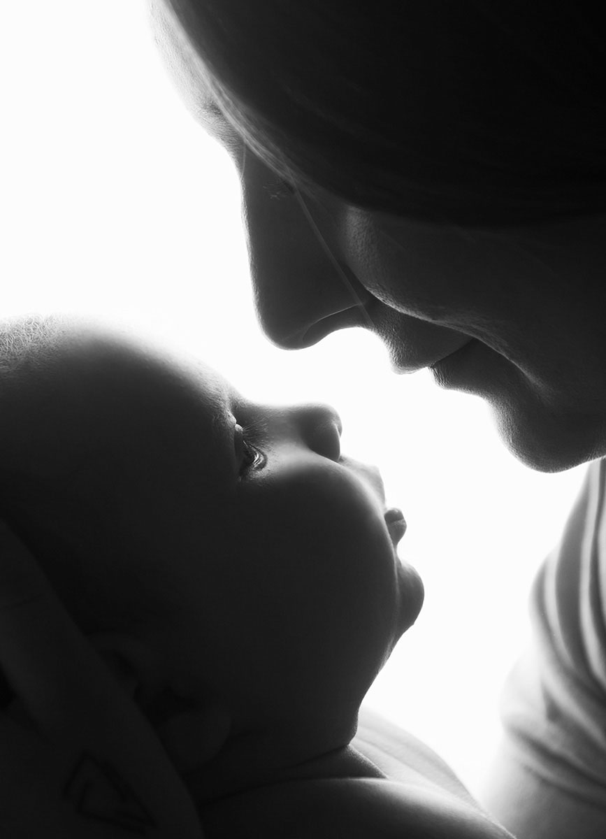 newbornfoto mit Mama, Gegenlicht