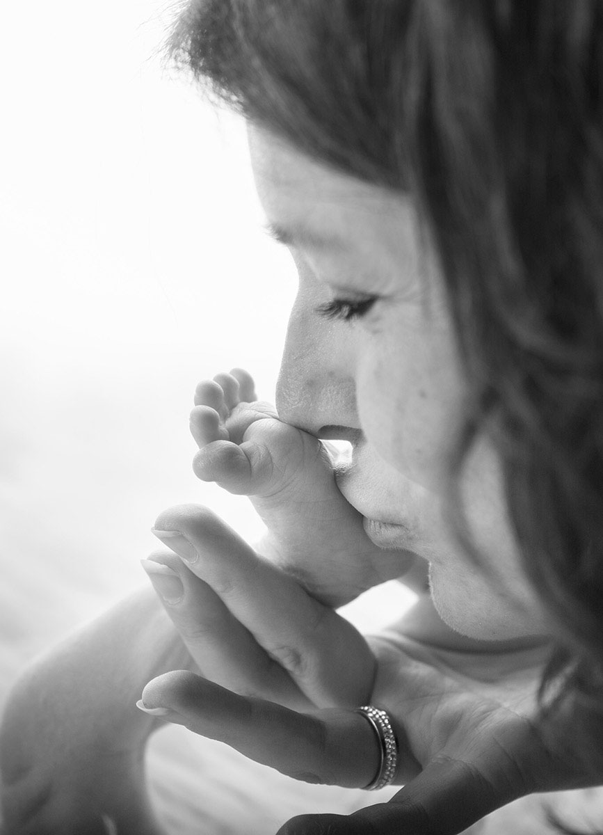 newbornfoto mit Mama, Detail, Fußfoto in schwarz/weiss